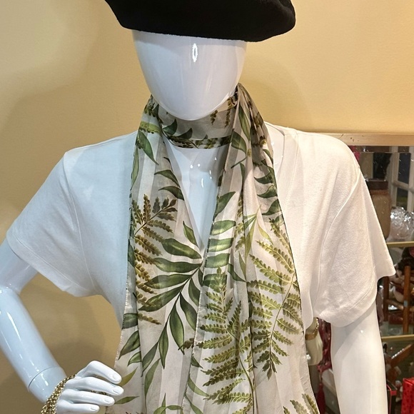 🌟HP🌟VTG 1980s Shades of Green Fern Polyester Chiffon & Satin Scarf - Picture 3 of 9